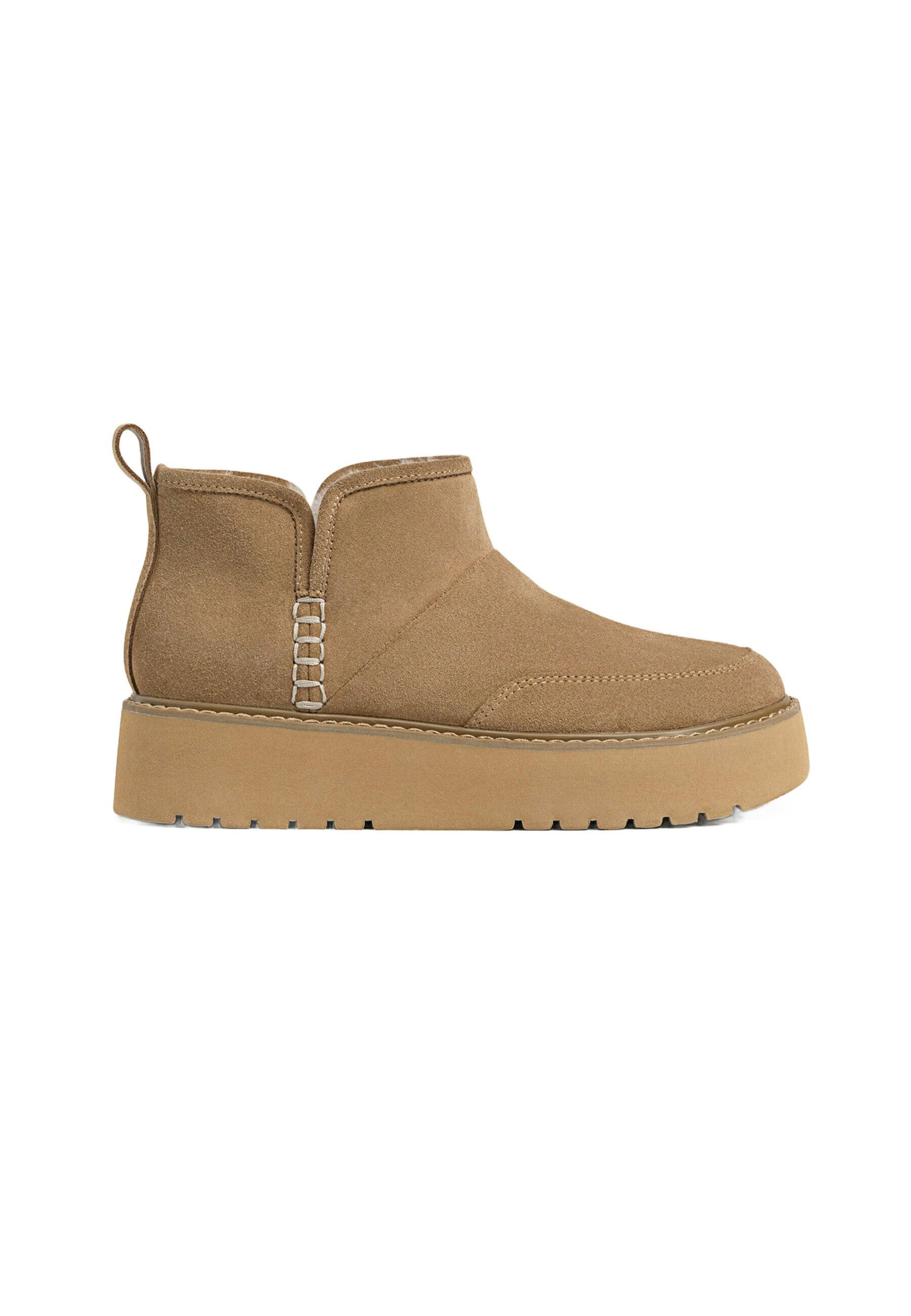 Braune Wildleder-Stiefeletten mit einer dicken Plateausohle, die eine gestickte Detailzeichnung und eine Zuglasche auf der Rückseite für einfaches An- und Ausziehen aufweisen.
