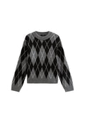 Grauer und schwarzer Argyle-Strickpullover mit Rundhalsausschnitt, langen Ärmeln und geripptem Saum, der weißeDiamantumrandungen aufweist. Weicher Stoff.