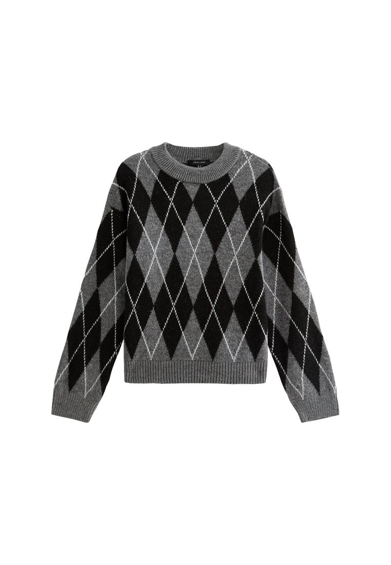 Grauer und schwarzer Argyle-Strickpullover mit Rundhalsausschnitt, langen Ärmeln und geripptem Saum, der weißeDiamantumrandungen aufweist. Weicher Stoff.