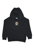 Schwarzer Baumwoll-Hoodie mit Kängurutasche. Besitzt ein Quadrat-Logo, das einen Baum in Beige und Blau darunter darstellt.