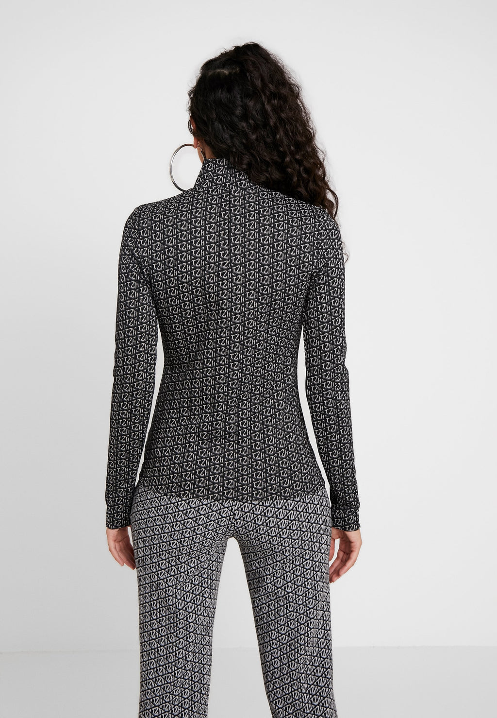 ZENDAYA TURTLENECK Media 4