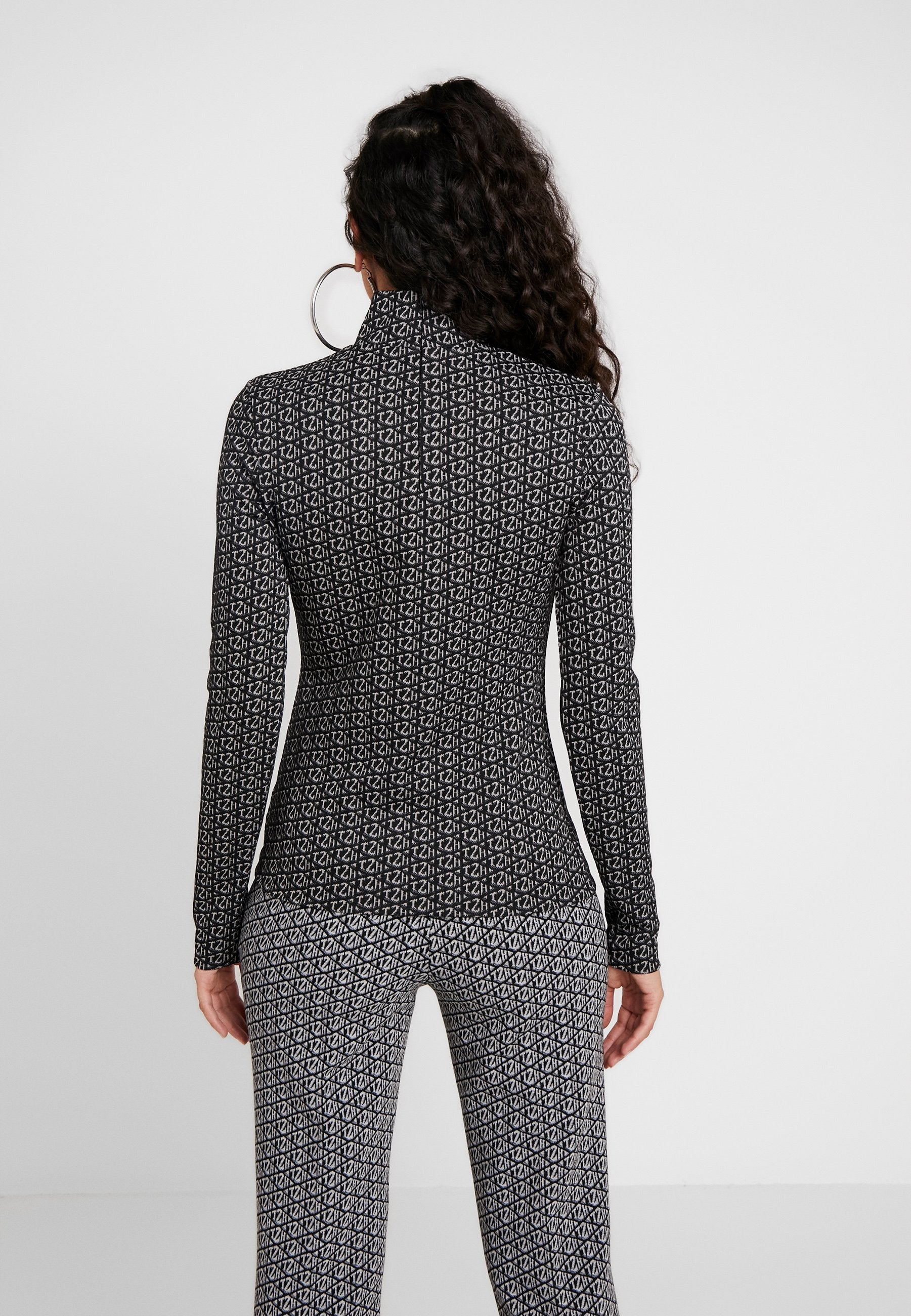 ZENDAYA TURTLENECK Media 4