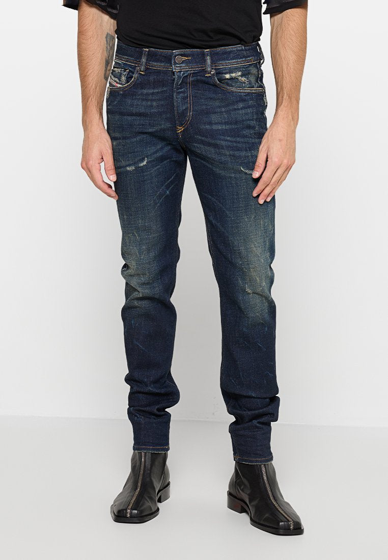 Schlanke, dunkelblaue Denim-Jeans mit sanften Auswaschungen, kontrastierenden Nähten, klassischem Fünf-Taschen-Design und einem Reißverschluss.