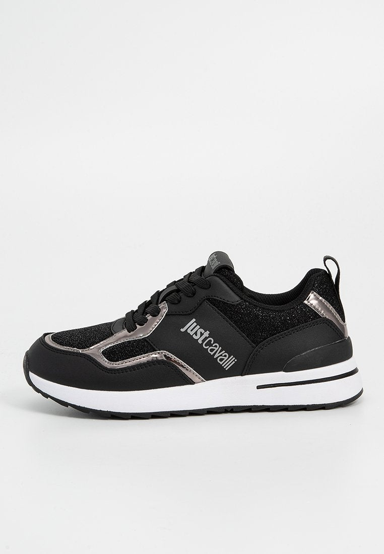 Schwarzer Sport-Schuh mit strukturiertem Obermaterial, metallischen Akzenten, Schnürverschluss, gepolsterter Sohle und Logodetail an der Seite.