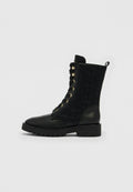 Schwarzer Kampfstiefel bis zur Mitte der Wade mit gesteppter Musterung aus Stoff, Lederzehen- und Fersenteil, goldfarbenen Ösen, schwarzen Schnürsenkeln und klobiger Profilsohle.