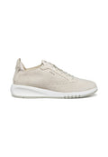 Beige Wildledersneaker mit perforiertem Design, Schnürverschluss und weißer Gummisohle mit strukturierten Akzenten. Runde Zehenkappe und gepolsterter Schaft.