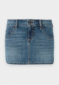 Denim Minirock in Mittelblau mit rohem Saum. Verfügt über einen Knopfverschluss, zwei vordere Taschen und kontrastierende Nähte.