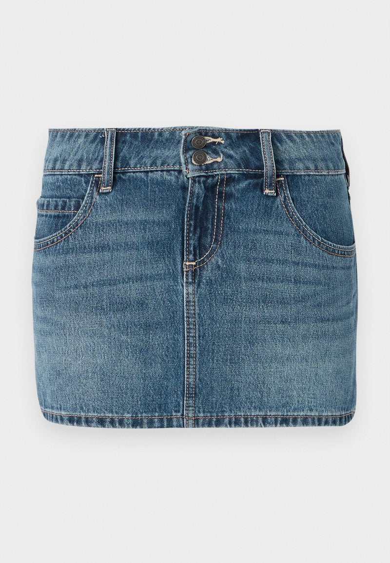 Denim Minirock in Mittelblau mit rohem Saum. Verfügt über einen Knopfverschluss, zwei vordere Taschen und kontrastierende Nähte.