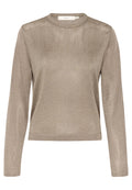 Metallisch beiges Langarmshirt mit rundem Ausschnitt. Glatte Textur mit einem dezenten Glanz, taillierte Passform und zeitloses Design.