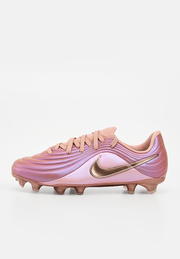 Pinkfarbener und metallisch rosegoldener Nike Fußballschuh mit strukturiertem Obermaterial, Schnürsenkeln und geformten Stollen auf weißem Hintergrund.