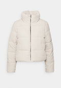 Gekürzte Pufferjacke aus hellem beigen Cord, mit hohem Kragen, Frontreißverschluss und zwei seitlichen Taschen mit horizontalem Steppmuster.
