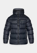 Marineblaue Daunenjacke mit hohem Kragen, durchgehendem Reißverschluss und genähten Einsätzen. Besitzt ein Peak Performance-Logo auf der Brust; glatte, glänzende Textur.