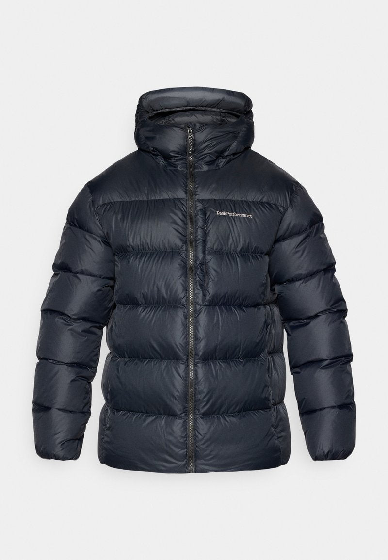 Marineblaue Daunenjacke mit hohem Kragen, durchgehendem Reißverschluss und genähten Einsätzen. Besitzt ein Peak Performance-Logo auf der Brust; glatte, glänzende Textur.