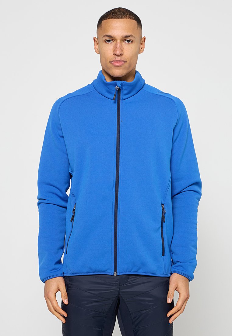 Blaue Fleecejacke mit hohem Kragen, Frontreißverschluss und Seitentaschen. Das Material ist strukturiert und leicht, geeignet zum Schichten.