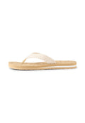 Geflochtener Flip-Flop mit cremefarbenem Obermaterial, beiger Sohle und strukturierter Innensohle mit Blumenmuster, entworfen für lässige Sommerbekleidung.