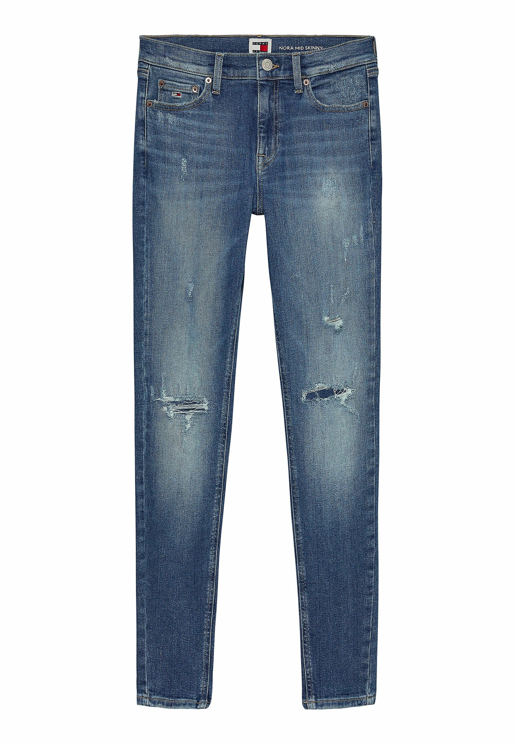 Schmale Jeans aus mittlerem blauen Denim mit abgenutzten Details. Sie verfügt über eine mittelhohe Taille, fünf Taschen und einen klassischen Knopfverschluss.