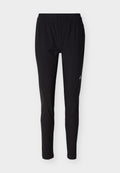 Schwarze Sporthose mit elastischem Bund, schlanker Passform und kleinem weißen Logo am oberen Oberschenkel vor weißem Hintergrund.