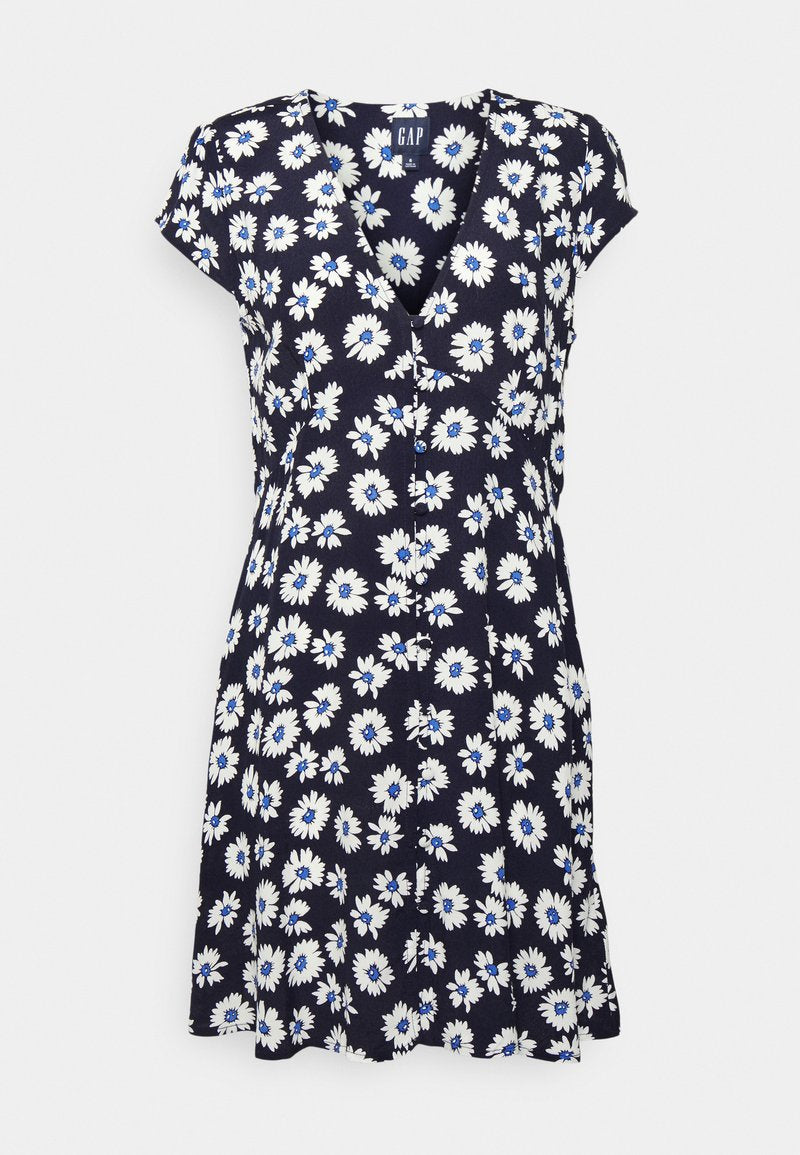 Marineblaues Kleid mit weißem und blauem Blumenmuster, V-Ausschnitt, kurzen Ärmeln und Knopfdetails auf der Vorderseite. Fließender Stoff mit A-Linien-Form.