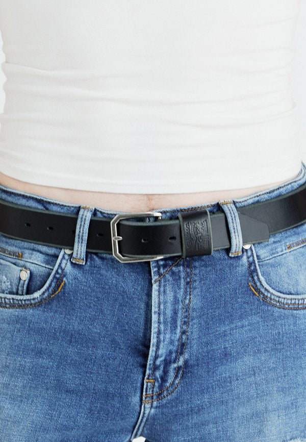 Levi's® WIDE LOOP TWO HORSE BELT