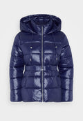 Marineblaue Steppjacke mit glänzender Oberfläche, Kapuze, Reißverschluss, verstellbaren Kordelzügen und tailliertem Gürtel. Gepolsterte Textur und Seitentaschen.