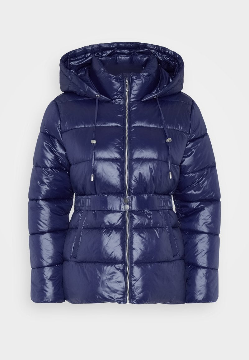 Marineblaue Steppjacke mit glänzender Oberfläche, Kapuze, Reißverschluss, verstellbaren Kordelzügen und tailliertem Gürtel. Gepolsterte Textur und Seitentaschen.