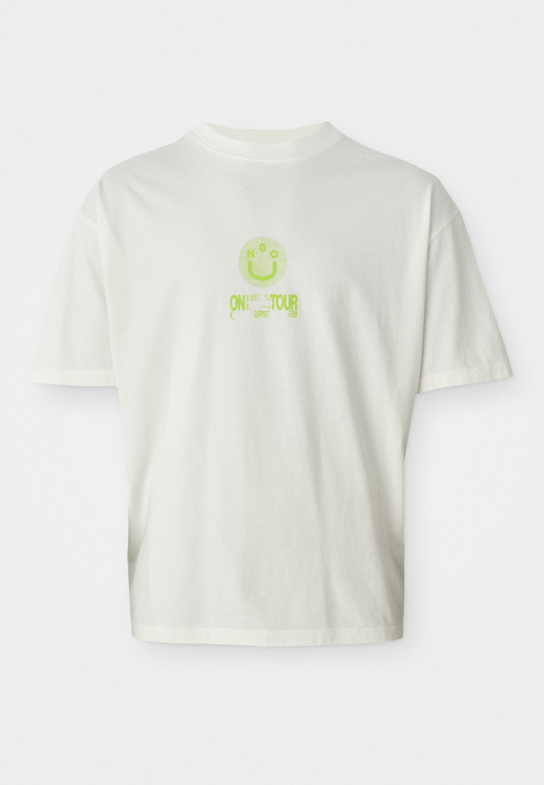 Weißes Baumwoll-T-Shirt mit einem grünen Smiley-Design und dem Text "ON TOUR" und "HGO" in stilisierter Schrift, lockere Passform, kurze Ärmel.
