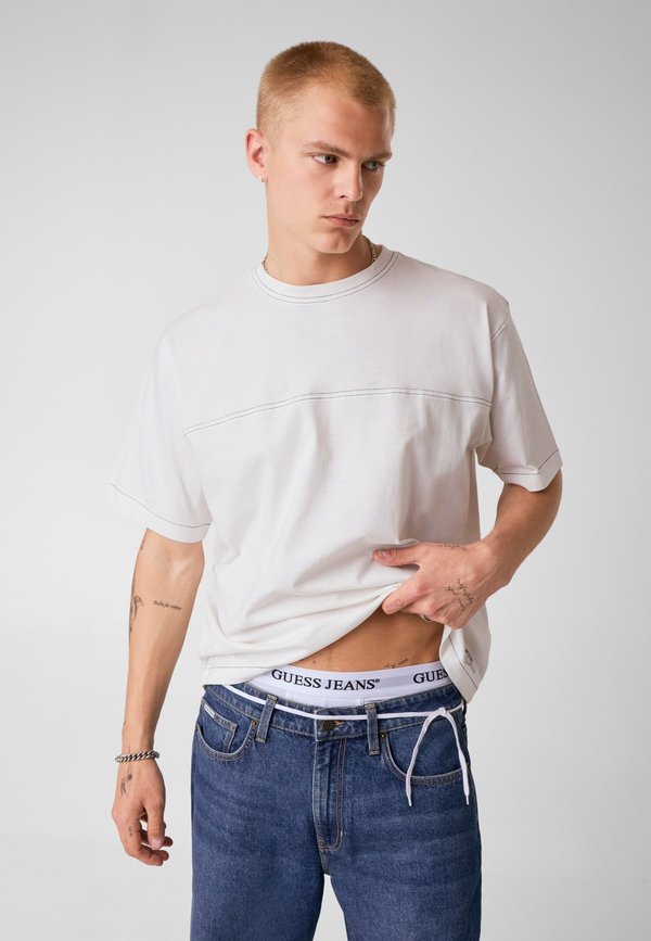 Guess BOXY FIT HEMD - Basic T-shirt - weiß