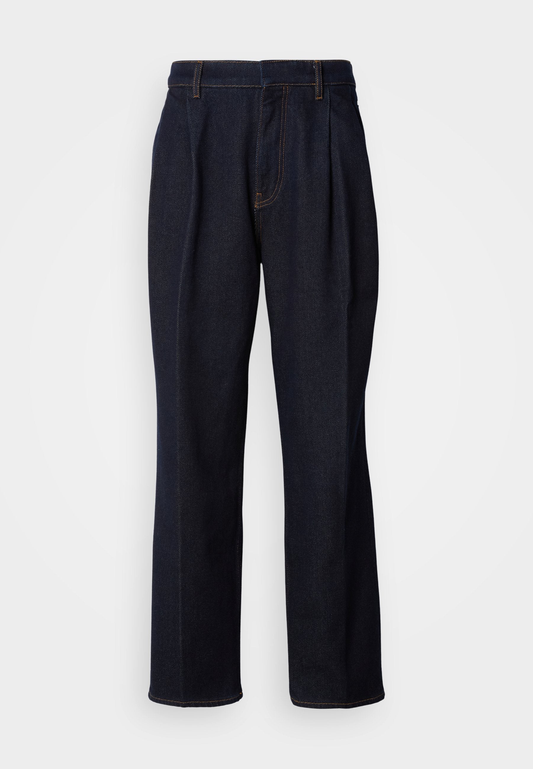 Dunkelblaue weit geschnittene Jeans mit vorderen Falten und orangen Nähten, auf weißem Hintergrund gezeigt.