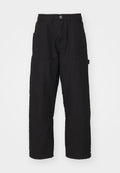 Schwarze Cargo-Hosen mit geradem Schnitt, die über mehrere Taschen und einen Knopfverschluss verfügen. Hergestellt aus strapazierfähigem Baumwollstoff mit sichtbaren Nähten.