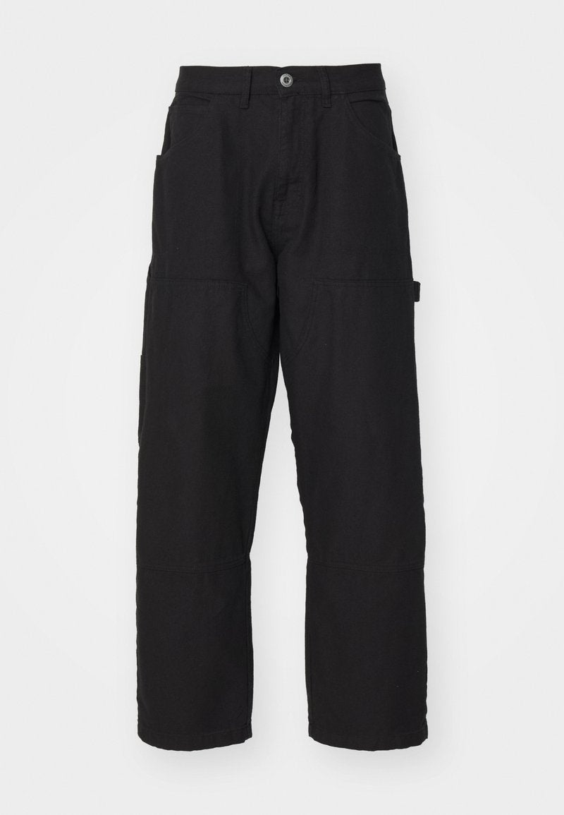 Schwarze Cargo-Hosen mit geradem Schnitt, die über mehrere Taschen und einen Knopfverschluss verfügen. Hergestellt aus strapazierfähigem Baumwollstoff mit sichtbaren Nähten.