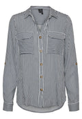 Gestreifte Bluse in Marineblau und Weiß mit Kragen, langen Ärmeln und zwei Brusttaschen. Verfügt über Knopfverschlüsse mit runden, hellen Knöpfen.