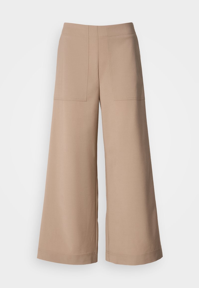 Weite Hose aus einem hellbeigen Stoff. Mit zwei aufgesetzten Vorderaschen, flachem Bund und glatter Textur mit maßgeschneiderter Verarbeitung.