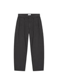 Schwarze, hoch taillierte, plissierte Hose mit Seitentaschen, Gürtelschlaufen und Knopfverschluss, flach auf weißem Hintergrund liegend.