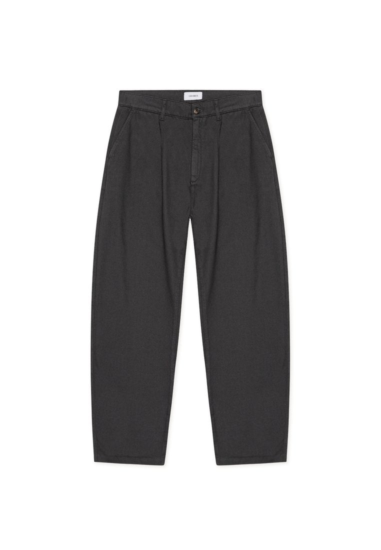 Schwarze, hoch taillierte, plissierte Hose mit Seitentaschen, Gürtelschlaufen und Knopfverschluss, flach auf weißem Hintergrund liegend.