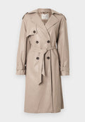 Beiger Leder-Trenchcoat mit doppelreihiger Vorderseite, tailliertem Gürtel, Schulterklappen und langen Ärmeln mit verstellbaren Manschetten.
