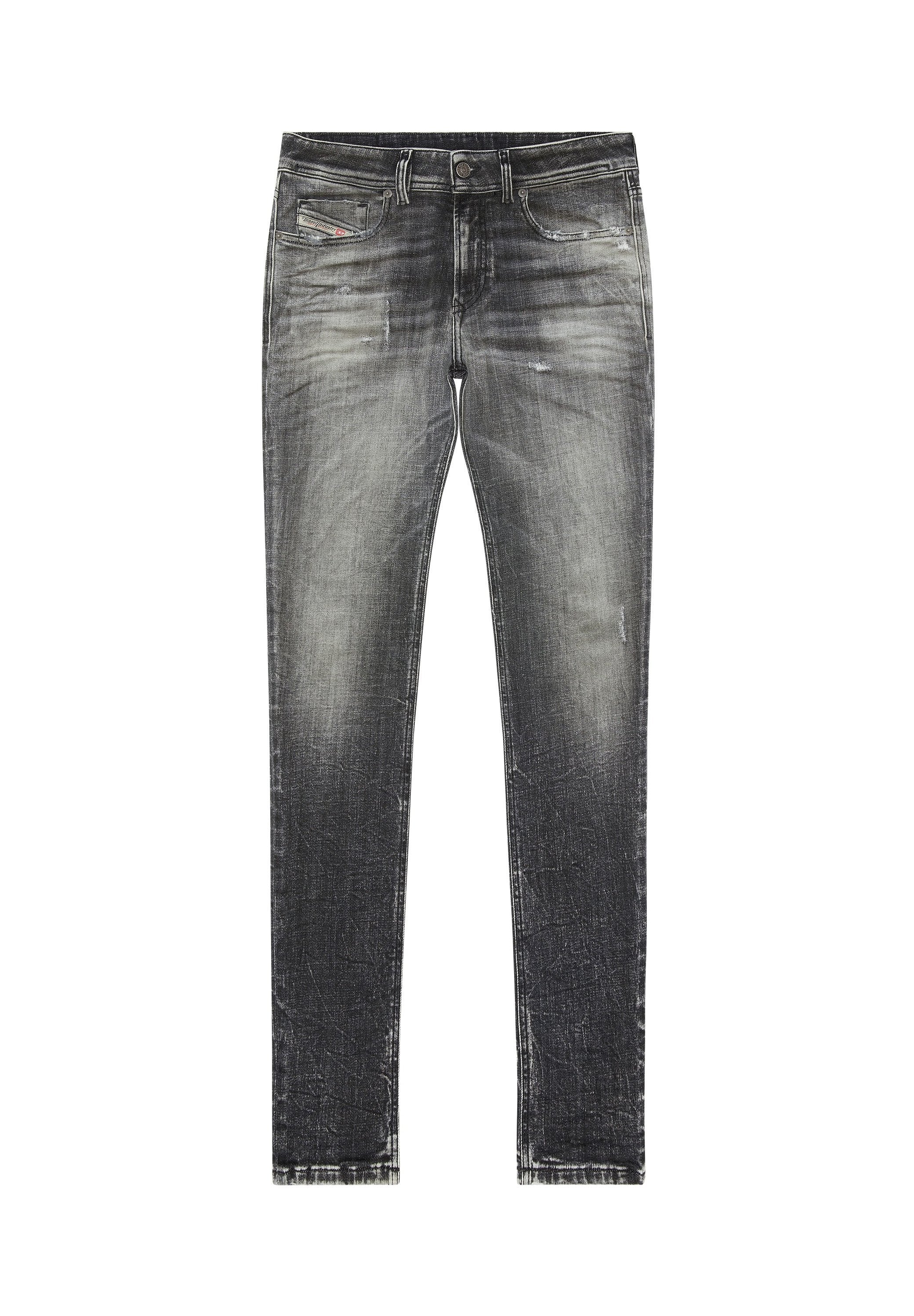 Slim-Fit, ausgebleichte schwarze Jeans mit Fronttaschen und Gürtelschlaufen, ausgestattet mit subtilen Used-Effekten und einer kleinen, markierten Münztasche.