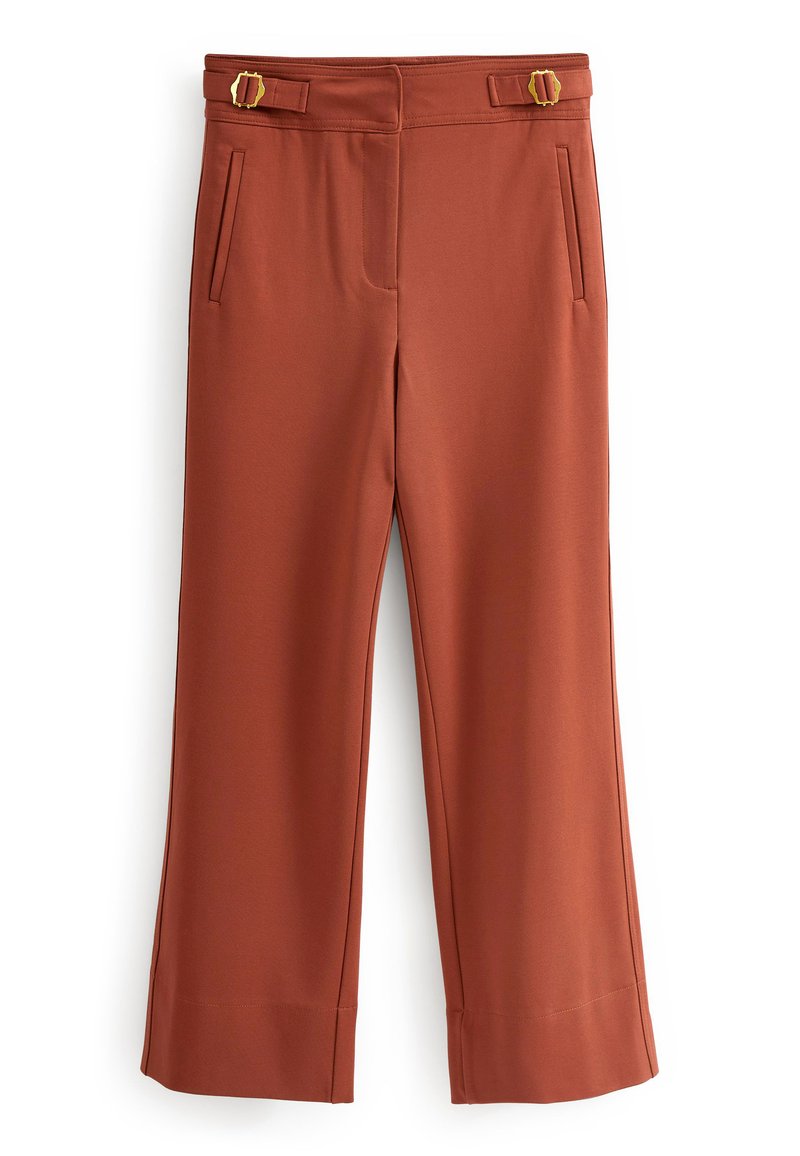 Rustfarbene weit geschnittene Hose mit seitlichen Taschen und verstellbaren Riemen mit goldfarbenen Schnallen am Bund.