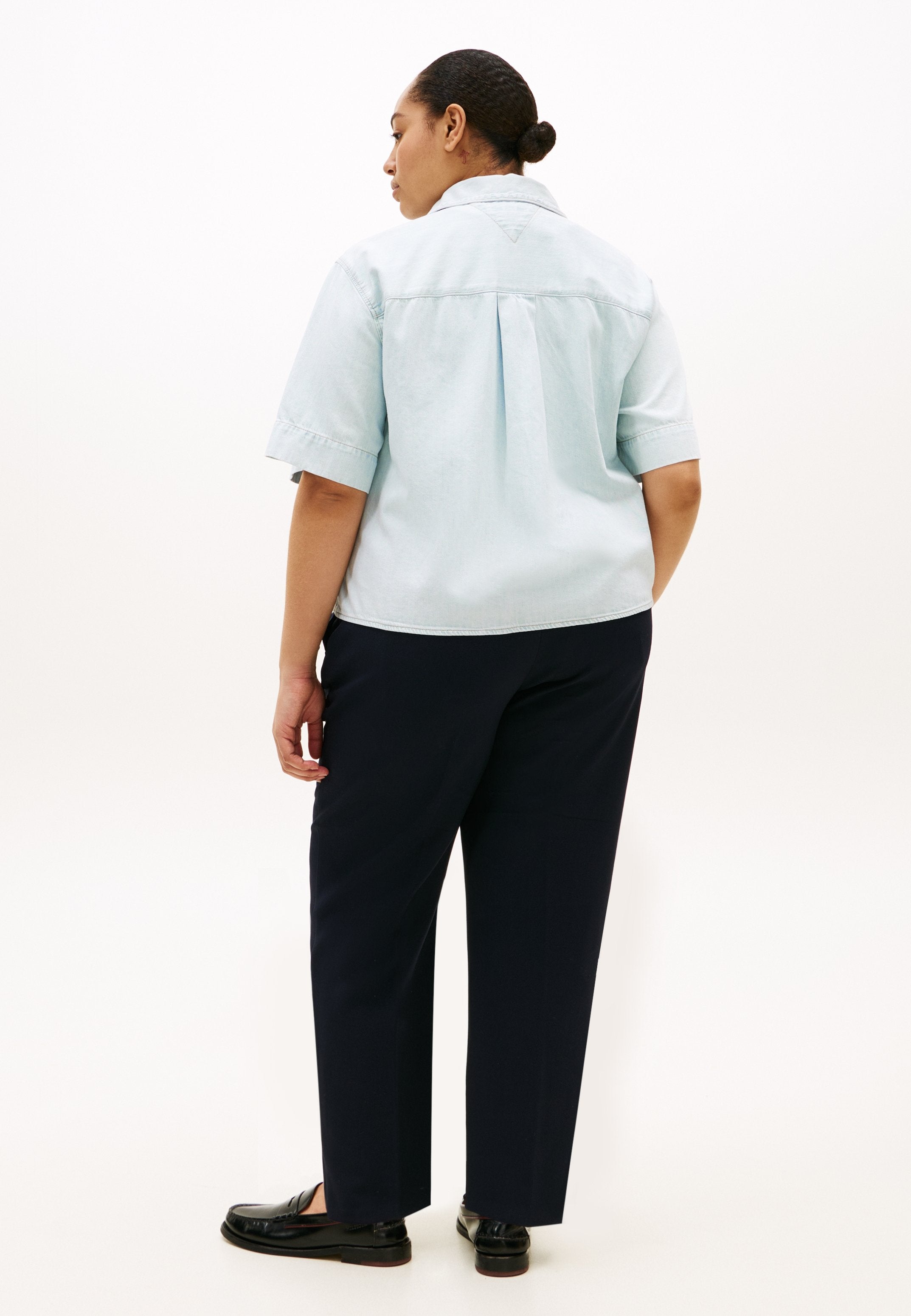 CURVE RELAXED FIT DENIM SHORT SLEEVE SHIRT Media 4
