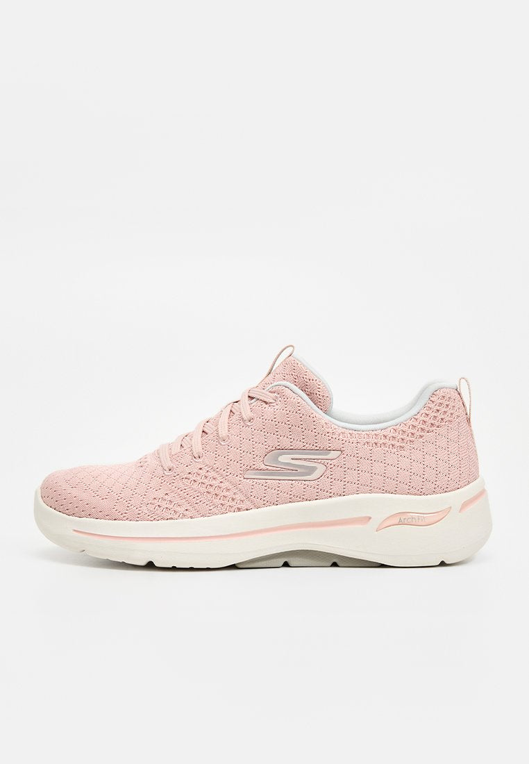 Helle pinke Sportschuh mit einem strukturierten Strick-Obermaterial, weißer Sohle und dezenten rosa Akzenten; verfügt über ein Schnürdesign und Logodetails.