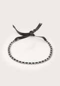 Schwarzes Band-Choker mit silbernen Perlen und rechteckigen Akzenten. Verfügt über einen gebundenen Verschluss und eine glatte Textur, die ein kontrastierendes Design bietet.