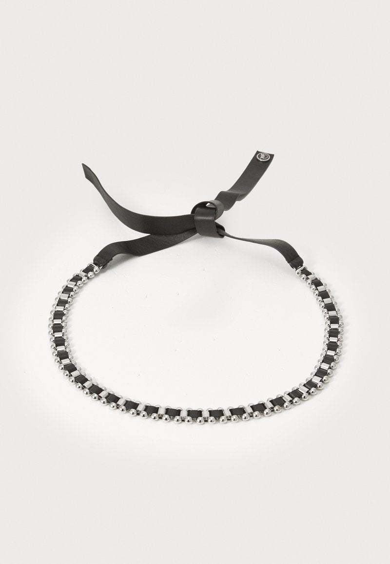 Schwarzes Band-Choker mit silbernen Perlen und rechteckigen Akzenten. Verfügt über einen gebundenen Verschluss und eine glatte Textur, die ein kontrastierendes Design bietet.