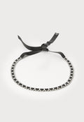 Schwarzes Band-Choker mit silbernen Perlen und rechteckigen Akzenten. Verfügt über einen gebundenen Verschluss und eine glatte Textur, die ein kontrastierendes Design bietet.