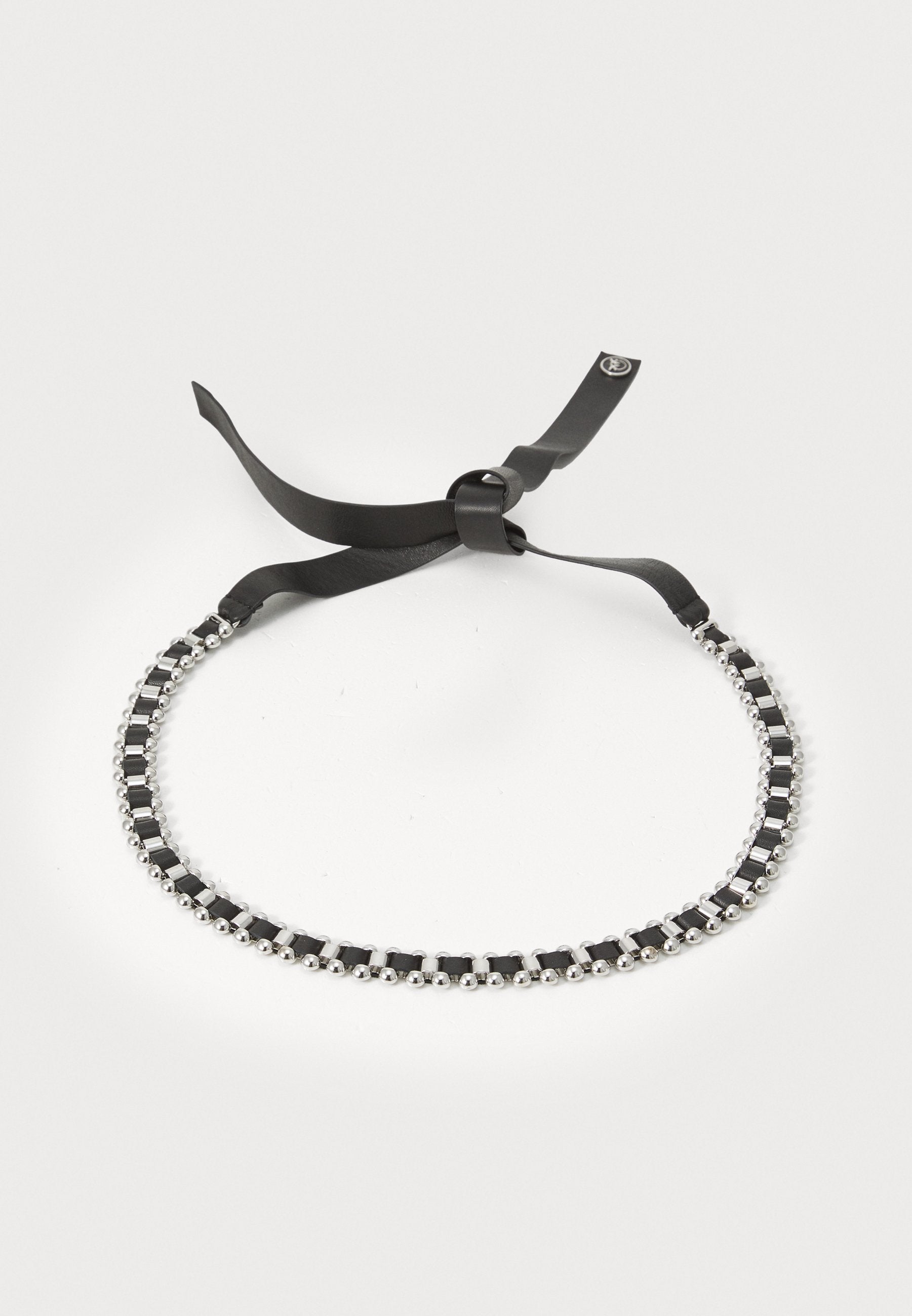 Schwarzes Band-Choker mit silbernen Perlen und rechteckigen Akzenten. Verfügt über einen gebundenen Verschluss und eine glatte Textur, die ein kontrastierendes Design bietet.