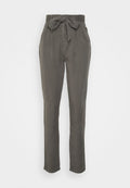 Graue Stoffhose mit hoher Taille, vorderen Falten und einem Bindegürtel. Das Material wirkt glatt und bietet eine lockere Passform mit geraden Beinen.