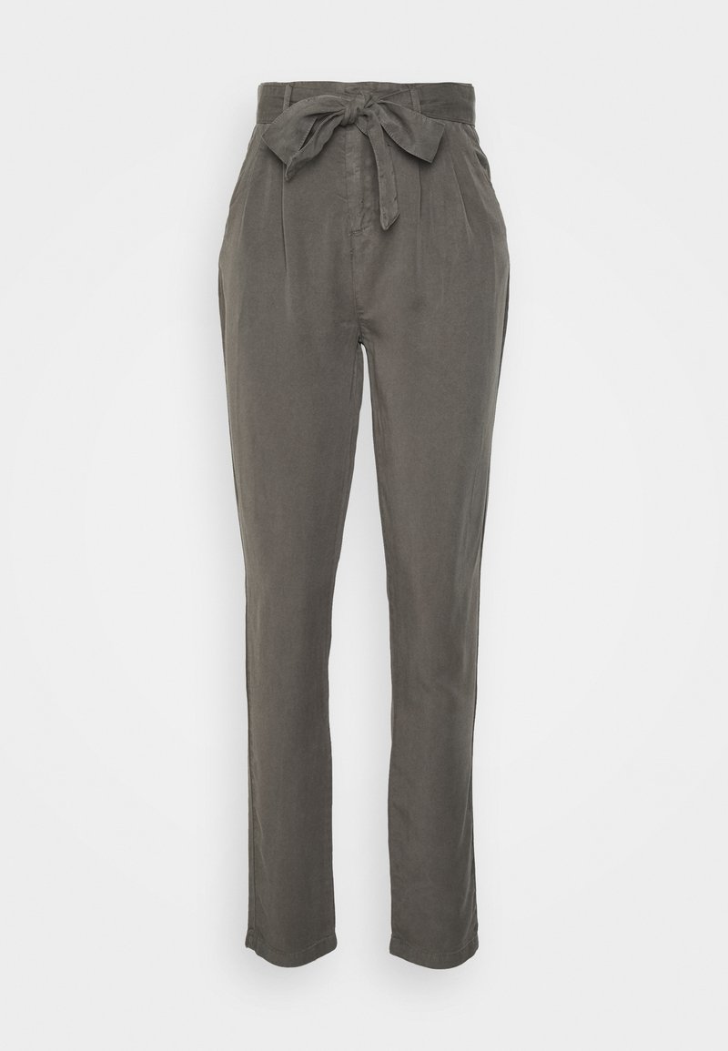Graue Stoffhose mit hoher Taille, vorderen Falten und einem Bindegürtel. Das Material wirkt glatt und bietet eine lockere Passform mit geraden Beinen.
