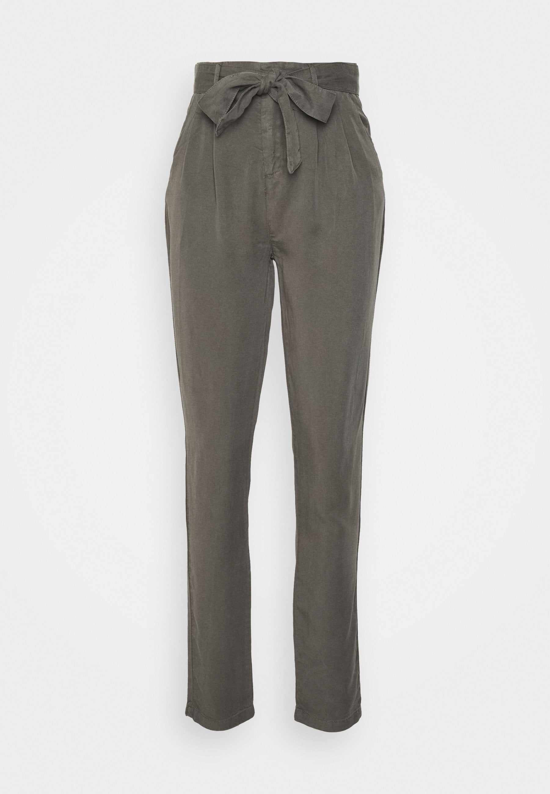 Graue Stoffhose mit hoher Taille, vorderen Falten und einem Bindegürtel. Das Material wirkt glatt und bietet eine lockere Passform mit geraden Beinen.