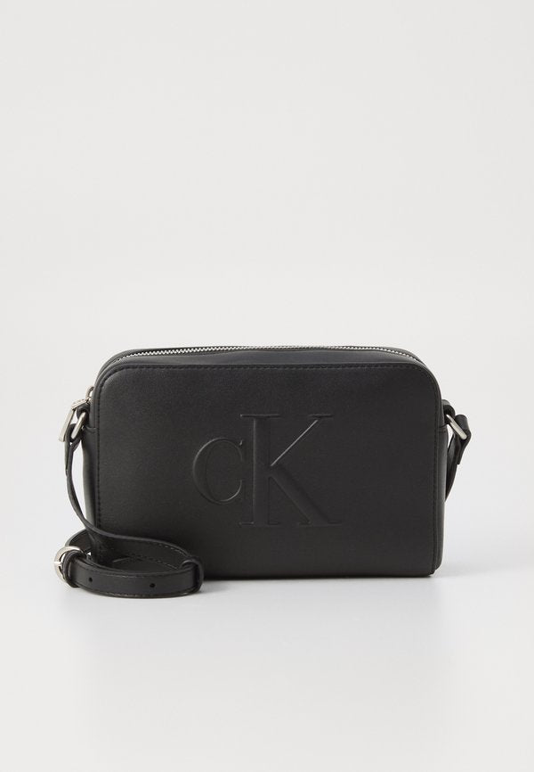 Calvin Klein Jeans SCULPTED CAMERA BAG - Cross body bag - black