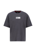 Graues Baumwoll-T-Shirt mit kurzen Ärmeln, Rundhalsausschnitt und einem rechteckigen weißen Etikett mit schwarzem Logo auf der Brust. Glatte Textur.