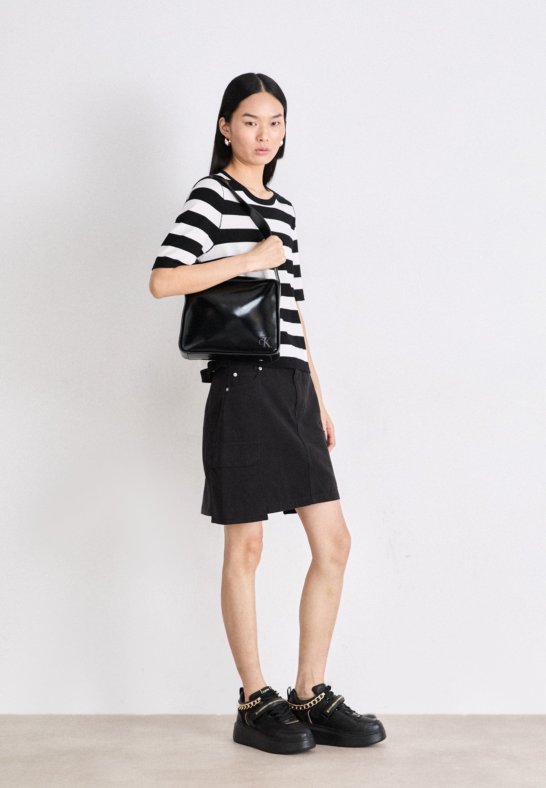 ANAKAPRI STRAP CHAIN LACE Media 2
