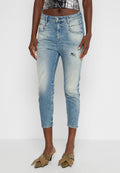 Hellblaue Denim-Jeans mit schmaler Passform, ausgefransten Details und verkürzter Länge. Verfügt über fünf Taschen und einen Knopfverschluss.